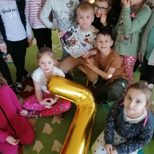Dzieci z grupy Sówki świętują Urodziny.