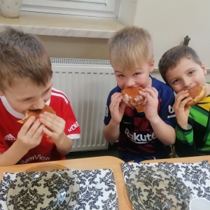 Dzieci z grupy Sówki jedzą pyszne pączki.