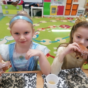 Dzieci z grupy Sówki jedzą pyszne pączki.