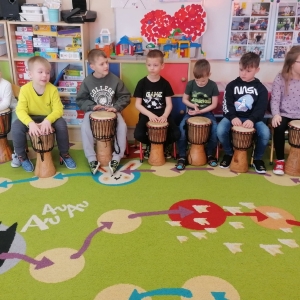 Dzieci z grupy Sówki poznają afrykańskie instrumenty muzyczne. Są szczęśliwe.