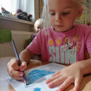 Dziecko próbuje  pokolorować obrazek