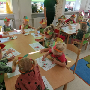 Dzieci malują kolorowe obrazki