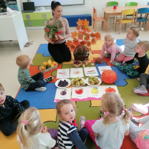 Dzieci poznają dary jesieni