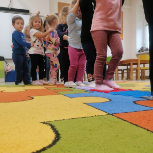 Dzieci stoją na dywanie