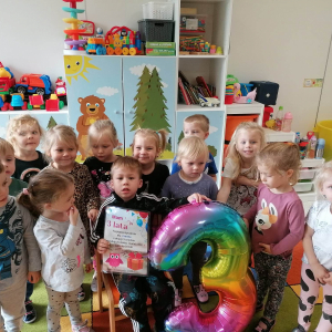 Dzieci świętują urodziny kolegi