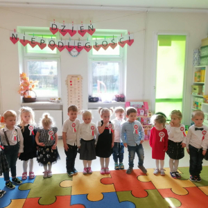Dzieci śpiewają Mazurka Dąbrowskiego 