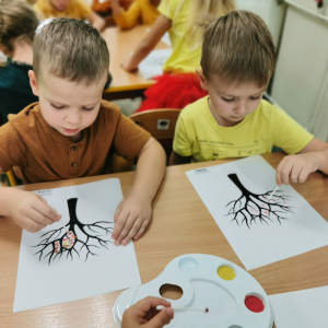 Dzieci malują farbami jesienne drzewa