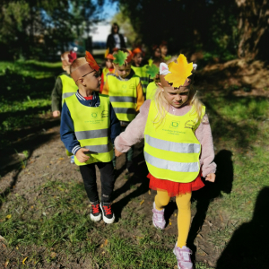 Dzieci spacerują szukając oznak jesieni 