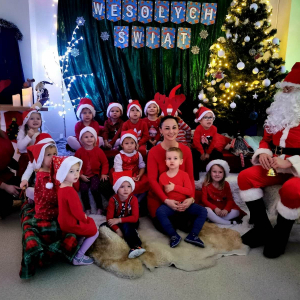 Dzieci przyszły do Chatki Świętego Mikołaja