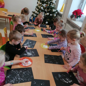 Dzieci wykonują zimowy obrazek