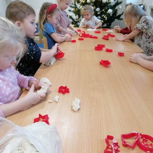 Dzieci wykrawają  świąteczne pierniczki