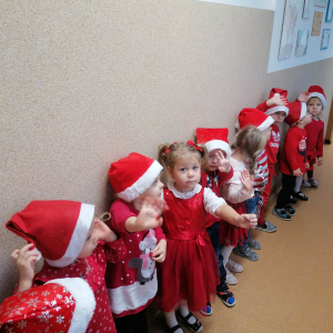 Dzieci czekają na przybycie Świętego Mikołaja