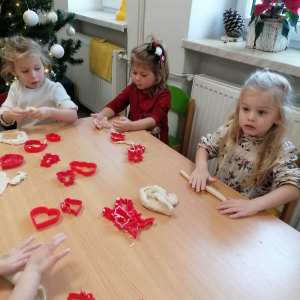 Dzieci wykrawają  świąteczne pierniczki