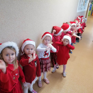 Dzieci czekają na przybycie Świętego Mikołaja