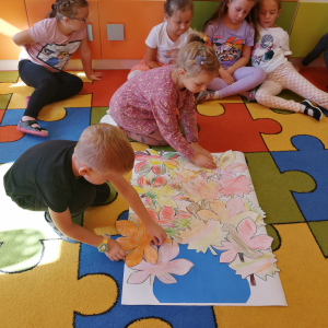 Dzieci tworzą portret Pani Jesieni