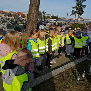 Dzieci odwiedziły miejski cmentarz