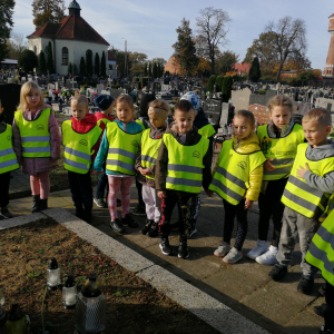 Dzieci stoją przy Grobie Nieznanego Żołnierza 