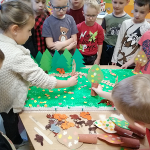 Dzieci tworzą makietę lasu