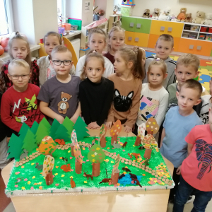 Dzieci utworzyły makietę Jesienne drzewa - projekt Kreatywny Przedszkolak Kreatywne dziecko