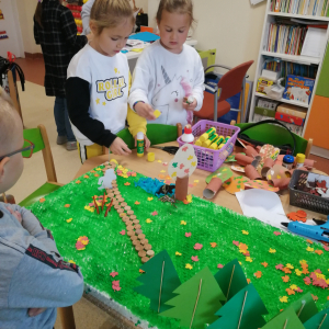 Dzieci podczas realizacja zadania z projektu Kreatywny Przedszkolak