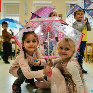 Dziewczynki z parasolką