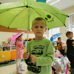Chłopiec pod parasolką