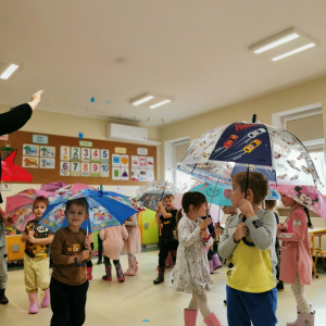 Dzieci pozują z parasolami