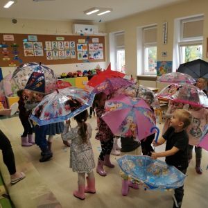 Dzieci bawią się deszczem 