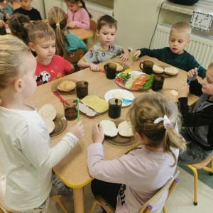 Dzieci jedzą zdrowe śniadanie