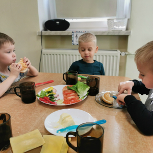 Chłopcy jedzą śniadanie