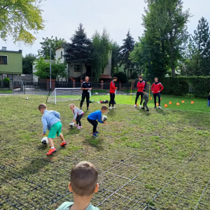Dzieci uczestniczą w zajęciach piłkarskich organizowanych w przedszkolu przez Piast Żmigród