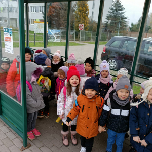 Dzieci czekają na autobus, który zawiezie je na wycieczkę
