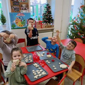 Dzieci robią pyszne świąteczne pierniki