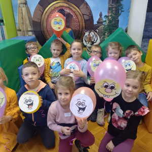 Dzieci pozują z balonami