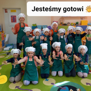 Zdjęcie grupowe dzieci w czapkach kucharskich