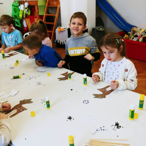 Dzieci wykonują sarenki z papieru