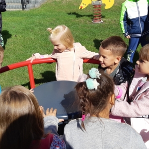 Zajączki bawią się na przedszkolnym placu zabaw