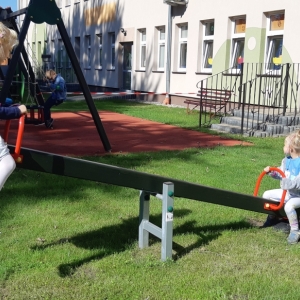 Zajączki bawią się na przedszkolnym placu zabaw