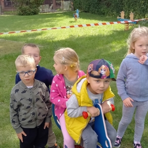 Dzieci z grupy Motylki bawią się na placu zabaw przy przedszkolu