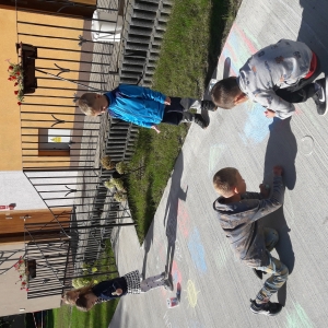 Dzieci z grupy Liski podczas zabawy na placu przy przedszkolu
