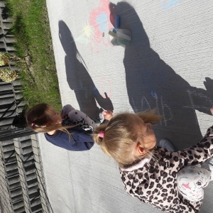 Dzieci z grupy Liski podczas zabawy na placu przy przedszkolu