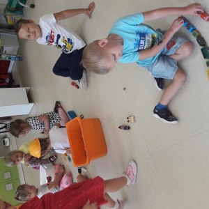Na zdjęciu dzieci z grupy Liski bawią się w swojej sali :)