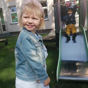 Na zdjęciu dzieci z grupy Biedronki bawią się na przedszkolnym placu zabaw