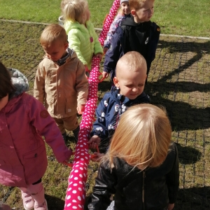 Na zdjęciu dzieci z grupy Biedronki bawią się na przedszkolnym placu zabaw