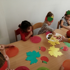 Na zdjęciu dzieci z grupy Biedronki witają Panią Jesień podczas zajęć edukacyjnych