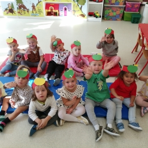 Na zdjęciu dzieci z grupy Biedronki witają Panią Jesień podczas zajęć edukacyjnych
