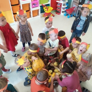 Na zdjęciu dzieci z grupy Jeżyki witają Panią Jesień podczas zajęć edukacyjnych w swojej sali