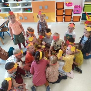 Na zdjęciu dzieci z grupy Jeżyki witają Panią Jesień podczas zajęć edukacyjnych w swojej sali