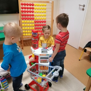 Dzieci bawią się w sklep