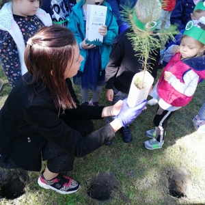 Zdjęcie przedstawia dzieci z grupy Żabki podczas sadzenia drzewek 18.09.2020 r.